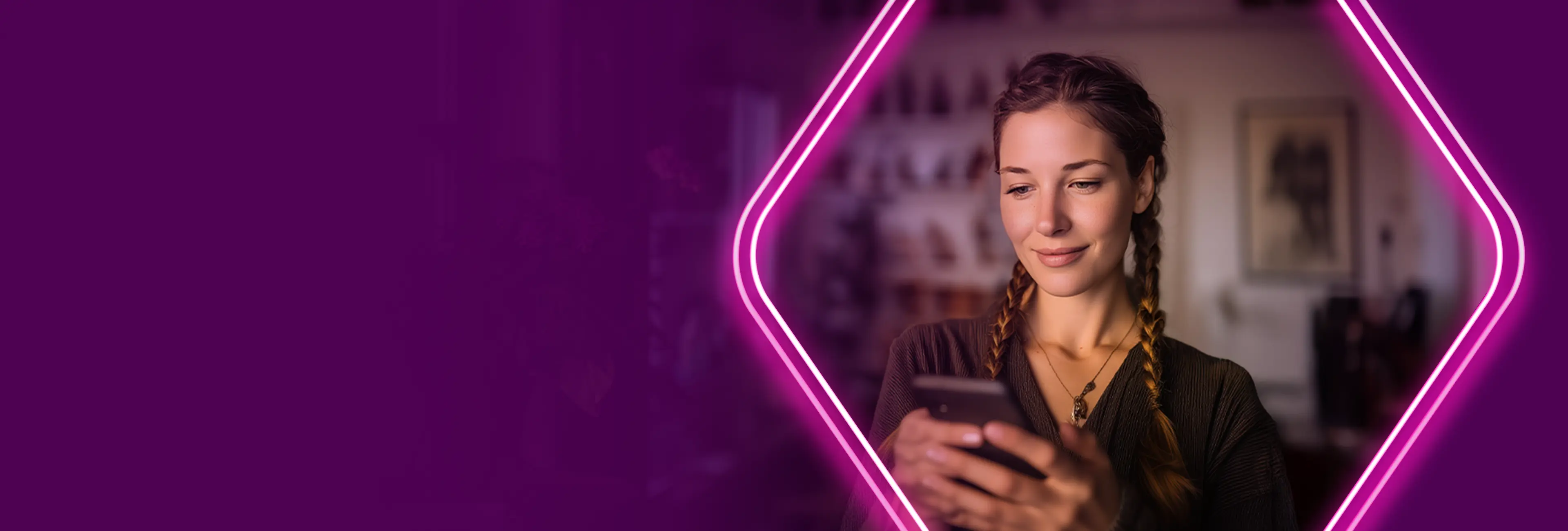 Turknet taahhutsayar sayfasının arka planındaki taahhütbitişini hesaplayan kadın illüstrasyonu.